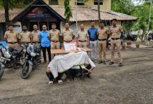 कसुरा रोडवरील गणपती मंदिराजवळ दोन मोटारसायकलवर ४ अज्ञात इसम हे आले व त्यांनी फिर्यादीला थांबवून त्याला चाकूवा धाक दाखवून त्याच्या हातातील दोन चांदीच्या अंगठया मोबाईल व बजाज पल्सर मोटारसायकल क्रमांक एमएच-३०बिटी-९२३८ असा एकूण ७०,०००/रू वा मुददेमाल जबदरस्ती घेवून पळून गेले. अशा रिपोट वरून गुन्हा दाखल करून तपास सुरू केला. तपासामध्ये मिळालेल्या गोपनिय माहितीवरून
